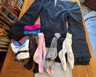 Obermeyer Ski Pants and Accessories Lot. 2023 Obermeyer Ski Pants size 10, includes a pair of gloves and several pairs of socks. Ideal for winter sports enthusiasts.
Note photos for details and condition. Measurements taken under field conditions are approximate within 1/2". Feel free to reach out with any questions.
Items are heavy and we do not assist with loading. Be sure to bring adequate help and a large enough vehicle for large items. If you need assistance, call Denny for an estimate for delivery. (720) 393-0204.