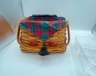 Longaberger 2000 Deck the Halls Basket
2000 Longaberger, Deck the Halls Basket with plaid liner and plastic inserts.
Note photos for details and condition. Measurements taken under field conditions are approximate within 1/2". Feel free to reach out with any questions.
Items are heavy and we do not assist with loading. Be sure to bring adequate help and a large enough vehicle for large items. If you need assistance, call Denny for an estimate for delivery. (720) 393-0204.