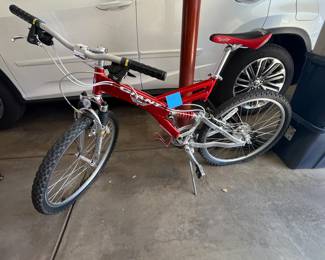 Giant Warp DS-2 Mountain Bike
Red mountain bike featuring Dia Compe DP7 brake levers, magnesium frame, and durable tires. Ideal for off-road adventures or casual rides. Very good condition - See photos
Note photos for details and condition. Measurements taken under field conditions are approximate within 1/2". Feel free to reach out with any questions.