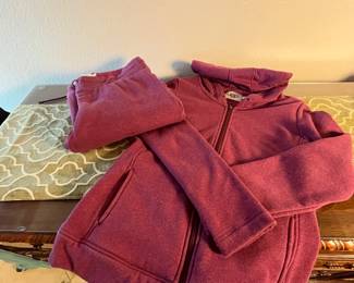 UGG Fleece Zip-Up Hoodie and Pants Set. Brand: UGG, Model: Hoodie and Pants Set, Color: Rust/Red, Size: Jacket is size Medium, Pants Size Large: Fleece
Note photos for details and condition. Measurements taken under field conditions are approximate within 1/2". Feel free to reach out with any questions.
Items are heavy and we do not assist with loading. Be sure to bring adequate help and a large enough vehicle for large items. If you need assistance, call Denny for an estimate for delivery. (720) 393-0204.
