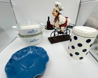 Vintage Corelle Casseroles and other beautiful kitchen items. This lot includes two vintage corralled casserole dishes, a ceramic tea canister with blue dots, a blue decorative plate and a figure of a chef riding a bicycle with a tray of wine and cheese. Fun items to spruce up a kitchen for spring.
Note photos for details and condition. Measurements taken under field conditions are approximate within 1/2". Feel free to reach out with any questions.
Items are heavy and we do not assist with loading. Be sure to bring adequate help and a large enough vehicle for large items. If you need assistance, call Denny for an estimate for delivery. (720) 393-0204.