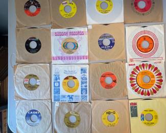 Bill Wither, Martin Gaye, The Ramsey Lewis Trio, Sonny Charles and more! Huge lot of 45’s from top artists from some of the greats! Bill Wither, Marvin Gaye, The Ramsey Lewis Trio and more!
Note photos for details and condition. Measurements taken under field conditions are approximate within 1/2". Feel free to reach out with any questions.