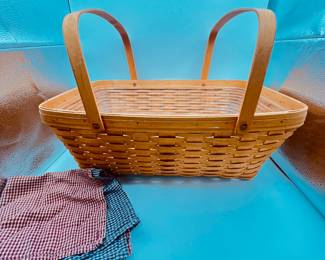 Solid Longaberger basket with plastic liner
Hand woven Longaberger basket with wooden handles, suitable for storage or decoration. Estimated dimensions: width 16 inches, length 22 inches, height 10 inches.
Note photos for details and condition. Measurements taken under field conditions are approximate within 1/2". Feel free to reach out with any questions.