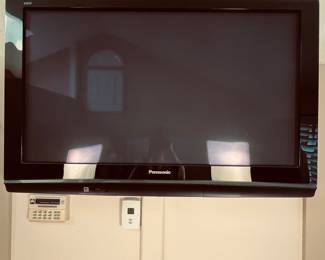 Panasonic TH-42PZ80U Plasma TV 42" Television. Year: 2008, Brand: Panasonic, Model: TH-42PZ80U. Features a sleek black design, wall-mount and Roku stick included, in good condition.
Note photos for details and condition. Measurements taken under field conditions are approximate within 1/2". Feel free to reach out with any questions.
Items are heavy and we do not assist with loading. Be sure to bring adequate help and a large enough vehicle for large items. If you need assistance, call Denny for an estimate for delivery. (720) 393-0204.