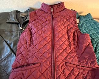 Lot with Leather Jacket and Women’s Vests. Beautiful Leather Women’s Jacket, Size large, very good used condition, along with two quilted vests.
Note photos for details and condition. Measurements taken under field conditions are approximate within 1/2". Feel free to reach out with any questions.
Items are heavy and we do not assist with loading. Be sure to bring adequate help and a large enough vehicle for large items. If you need assistance, call Denny for an estimate for delivery. (720) 393-0204.