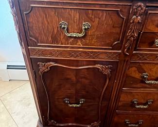 Gorgeous Antique Hard Carved Buffet. Gorgeous hand carved antique buffet. Piece is made of mahogany with burl veneer to accent drawer fronts and doors. Beautiful brass hardware adds a finishing touch. There is a glass top cut to fit to protect the top. See photos for condition.
35 1/2" Tall x 63 1/2" Long x 20" Deep
Note photos for details and condition. Measurements taken under field conditions are approximate within 1/2". Feel free to reach out with any questions.
Items are heavy and we do not assist with loading. Be sure to bring adequate help and a large enough vehicle for large items. If you need assistance, call Denny for an estimate for delivery. (720) 393-0204.