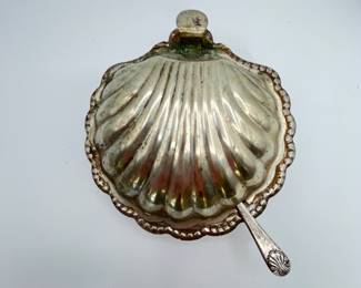 This is a truly unique antique butter dish in the shape of a clam shell with a glass insert and a serving utensil. It is silver plated with some tarnishing and loss of finish. This lot also includes a stainless divided serving tray in excellent condition.
Note photos for details and condition. Measurements taken under field conditions are approximate within 1/2". Feel free to reach out with any questions.