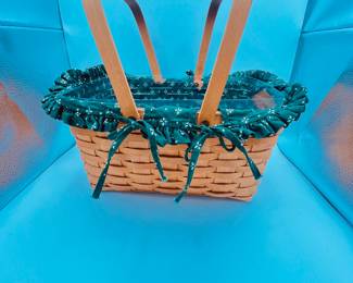 Longaberger Two Handle Basket
Two handle Longaberger basket with fabric liner and plastic liner. Beautiful condition with little signs of use or wear and rear.
Note photos for details and condition. Measurements taken under field conditions are approximate within 1/2". Feel free to reach out with any questions.
