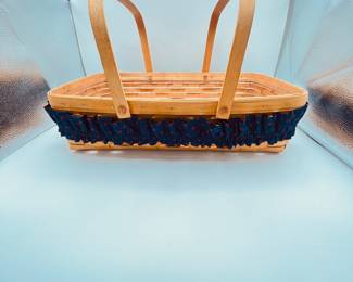 Beautiful Longaberger Casserole Basket
This is a handmade Longaberger basket featuring a decorative fabric trim. Approximate dimensions: 16 inches long, 10 inches wide, and 8 inches tall. Perfect for storage or as a decorative piece. Plastic liner included.
Note photos for details and condition. Measurements taken under field conditions are approximate within 1/2". Feel free to reach out with any questions.
