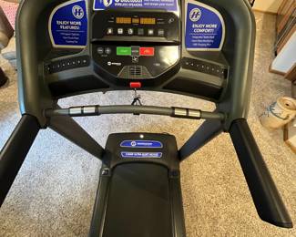 Horizon Fitness T101 Treadmill Brand New Condition.
Year: 2020, Brand: Horizon Fitness, Model: T101. Features include Bluetooth connectivity, adjustable incline, and various workout programs.
Item is heavy and located in the basement, winner must bring adequate help and the appropriate vehicle to transport.