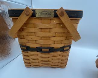 This auction lot includes three handcrafted Longaberger baskets. The year is unspecified, but the brand is Longaberger, known for their quality woven baskets. The lot features a large basket with a lid, a medium-sized basket with a fabric liner, and a small decorative basket. Perfect for storage or as decorative pieces.
Note photos for details and condition. Measurements taken under field conditions are approximate within 1/2". Feel free to reach out with any questions.
Items are heavy and we do not assist with loading. Be sure to bring adequate help and a large enough vehicle for large items. If you need assistance, call Denny for an estimate for delivery. (720) 393-0204.