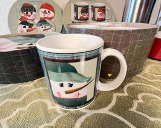 Sakura Snowman Portraits Holiday Dishes Set.
This auction lot includes a complete set of festive holiday dishes featuring snowman designs. Year: 2001, Brand: Sakura. The set includes four mugs, decorative plates, and travel thermoses. Perfect for the holiday season!
Note photos for details and condition. Measurements taken under field conditions are approximate within 1/2". Feel free to reach out with any questions.
Items are heavy and we do not assist with loading. Be sure to bring adequate help and a large enough vehicle for large items. If you need assistance, call Denny for an estimate for delivery. (720) 393-0204.