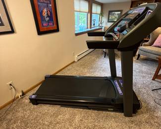 Horizon Fitness T101 Treadmill Brand New Condition. Year: 2020, Brand: Horizon Fitness, Model: T101. Features include Bluetooth connectivity, adjustable incline, and various workout programs.
Item is heavy and located in the basement, winner must bring adequate help and the appropriate vehicle to transport.