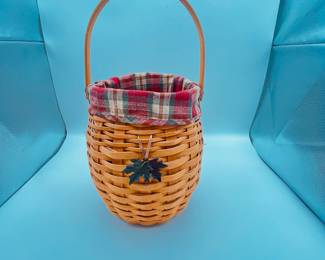 Longaberger 2000 October Fields Basket Lot.
This auction lot includes two woven baskets from Longaberger. The first basket is a classic style with a plaid fabric liner, featuring a charming decorative leaf. The second is a smaller, round basket designed for versatility and comes with a wire handle and matching fabric liner. Both baskets are perfect for home decor or storage. Year: 2000, Brand: Longaberger.
Note photos for details and condition. Measurements taken under field conditions are approximate within 1/2". Feel free to reach out with any questions.
Items are heavy and we do not assist with loading. Be sure to bring adequate help and a large enough vehicle for large items. If you need assistance, call Denny for an estimate for delivery. (720) 393-0204.