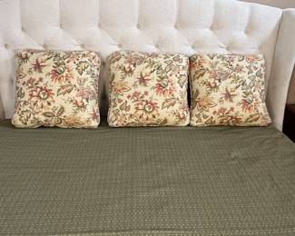 Custom Upholstered Bedroom Set - Chair and Bed Linens, Beautiful Custom Upholstery. Lot includes an upholstered bergere side chair with bolster pillow and alternate green pillow covering, king size custom linens that include Bed Skirt, Coverlet and Set of Pillows with an alternate set of pillow coverings. All the pieces are in good condition with some signs of normal use. Coverlet has two small stains.
Note photos for details and condition. Measurements taken under field conditions are approximate within 1/2". Feel free to reach out with any questions.
Items are heavy and we do not assist with loading. Be sure to bring adequate help and a large enough vehicle for large items. If you need assistance, call Denny for an estimate for delivery. (720) 393-0204.