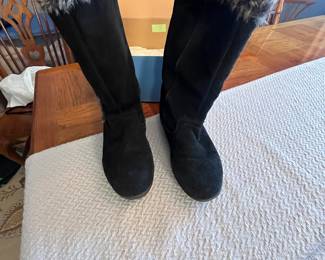 Bass Shoes Black leather boots with faux fur lining, lightly worn, includes original box. Women’s size 8.
Note photos for details and condition. Measurements taken under field conditions are approximate within 1/2". Feel free to reach out with any questions.
Items are heavy and we do not assist with loading. Be sure to bring adequate help and a large enough vehicle for large items. If you need assistance, call Denny for an estimate for delivery. (720) 393-0204.