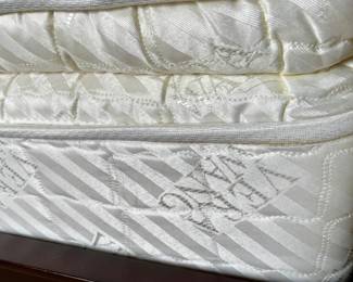 Vera Wang mattress set detail