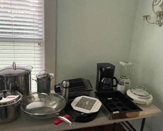 Seller was not a cook...never used pressure cooker & pans. Cast iron skillet, panini maker, & more...
