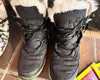 Sorel Women' Waterproof Black White Faux Fur Winter Boots – Size 8