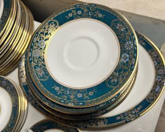 Royal Doulton "Carlyle" English Fine Bone China Set