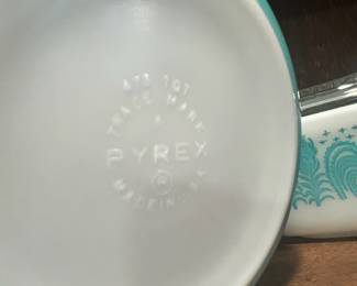 PYREX Turquoise Amish Butter 1 Quart Lidded Casserole Dish – #437