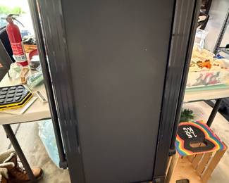 Treadmill that stores flat!