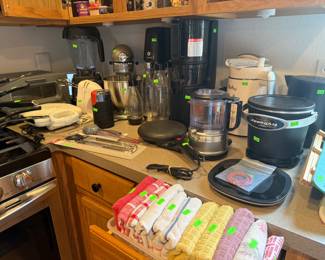 Counter top kitchen gadgets; Kitchen Aid stainless mixer, Juicer, Vitamix