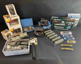 Set A Large N Scale Model Train Lot Engines, Cars, Tracks, Buildings Accessories