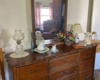 Very nice solid bedroom set, dresser 1 of 4 pieces