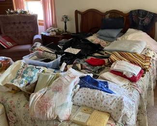 Very nice solid bedroom set, dresser 1 of 4 pieces