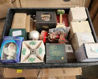 LARGE LOT OF VINTAGE CHRISTMAS ORNAMENTS.