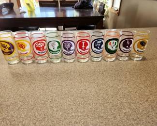 VINTAGE 1970S TEAM FOOTBALL GLASSES LOT.