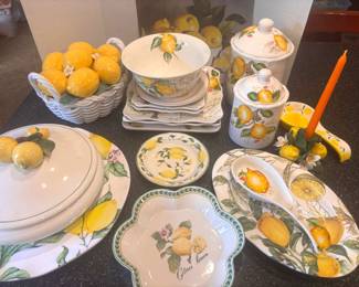 17 Pc Lemon Motif Dishware