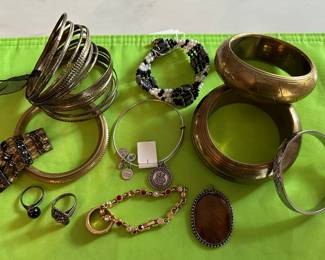 Bracelets, Rings