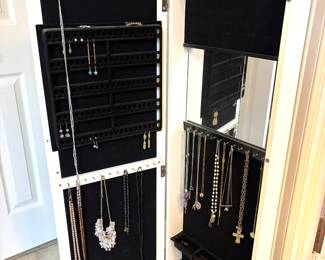 Standing jewelry case