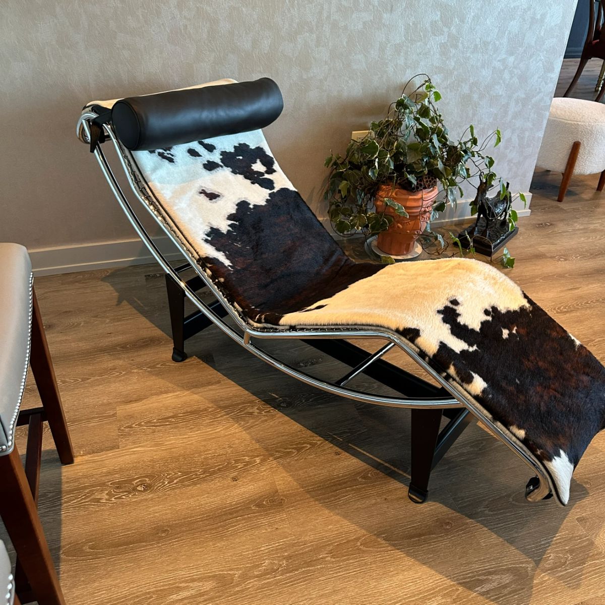 Cassina chaise - $4000 or best offer. Call Patty (or text) with offers to buy and setup a pickup. We will make pickup easy for you! 847-772-0404.