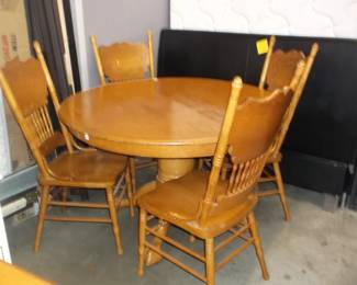 Table w/4 chairs