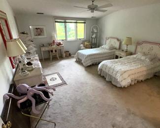 Overview of twin bedroom