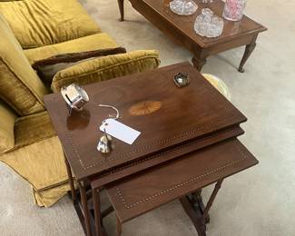 Set of nesting tables
