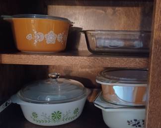 Lots of nice clean Pyrex, Corning bakeware