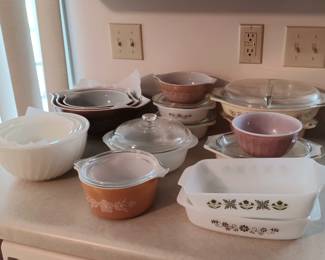 Selection of Pyrex and Fire King bakeware