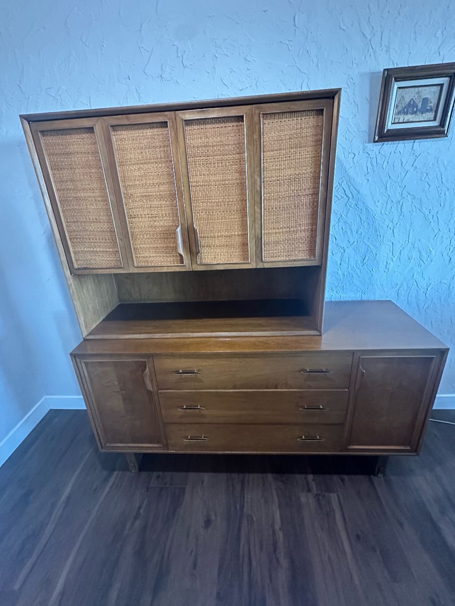 Richardson Bros Hutch
