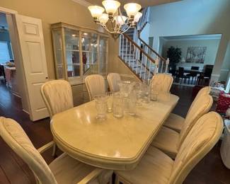 Gorgeous Dining Table Pristine Condition seats 8 Easily