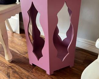 Accessory table. The top lifts off!