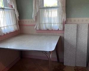 Vintage 1950's Formica / Aluminum w/2 Leafs