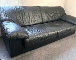 Natuzzi Salotti Black Leather Sofa / Couch
Measures 85 x 38 x 32 inches.