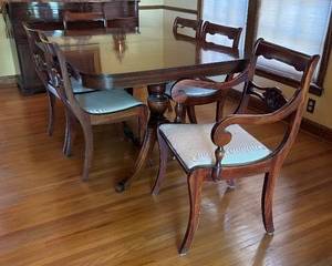 Elegant Vintage Dining Room Table with 6 Chairs
The table measures 61 x 42 x 29.5 inches.