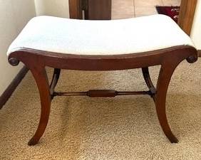 Stylish Vintage Upholstered Wooden Bench
Measures 26 x 18 x 16 inches.