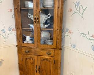 Corner Hutch
