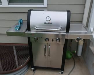 Char broil grill -gas or propane- nice condition